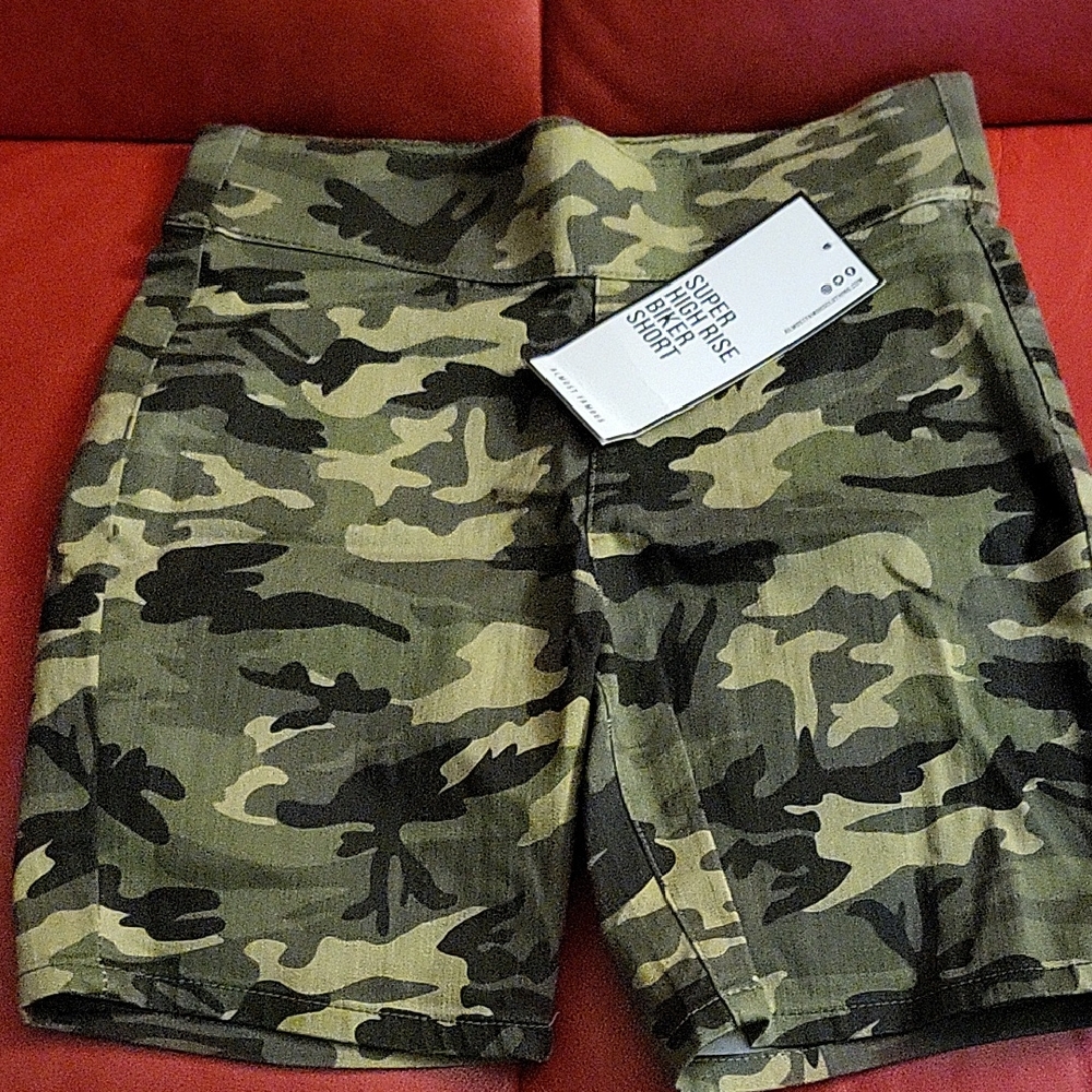 Almost Famous Womens  Camouflage Cargo Shorts Never Worn Stretchy Size Medium.